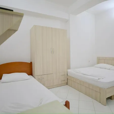 Flower ゲストハウス 3*